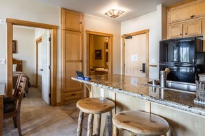 Condo, 2 phòng ngủ, quang cảnh núi (Juniper Springs Lodge #413) | Bếp riêng | Tủ lạnh, lò vi sóng, bếp nấu, máy rửa bát