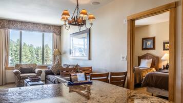 2 ุนุฏูุฉ ุบุฑู ููู
ูู
ููู ุจุงุฑ ูุจุฏูููุฑุงุช ูุฑูุฏุฉ ููู ุบุฑูุฉ ููุงู ูุงู ู
ุฌุงููุง