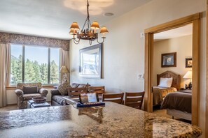 Lägenhet - 2 sovrum - utsikt mot bergen (Juniper Springs Lodge #413) | 2 sovrum, minibar, individuell inredning och gratis wi-fi