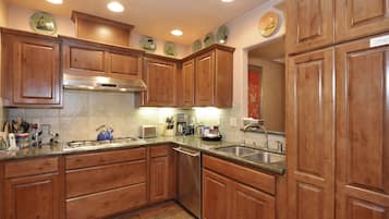 Køleskab, mikrobølgeovn, ovn, kogeplade