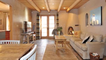 Smart-tv, pejs, bøger, musikbibliotek