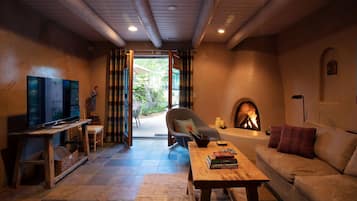 Smart-tv, pejs, bøger, musikbibliotek