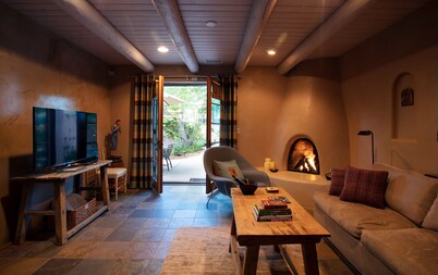 Downtown Luxury 'Perfect for Couples' Weekly/Monthly Rates, Parking, Patio, Pets
