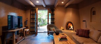 Downtown Luxury 'Perfect for Couples' Weekly/Monthly Rates, Parking, Patio, Pets