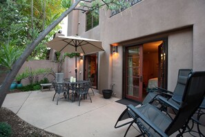 Outdoor dining - Downtown Luxury 'Perfect for Couples' Weekly/Monthly Rates, Parking, Patio, Pets (Santa Fe)