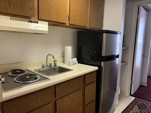 Køleskab, mikrobølgeovn, kogeplade, kaffe-/temaskine