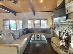 Smart TV, fireplace - The LonePine in YellowHouse Canyon (Slaton)