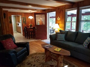 Smart TV, fireplace, DVD player, books - Ideal location for summer and winter activities with plenty of outdoor space.  (Hillsdale)