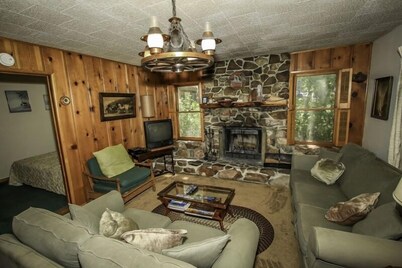 Mountain Air 3 Bedroom Cabin by RedAwning