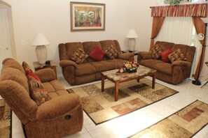 House, 4 Bedrooms | Living area