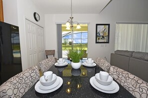 Ferienhaus, 6 Schlafzimmer | Essbereich im Zimmer