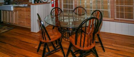 Apartment, 2 Bedrooms | Dining