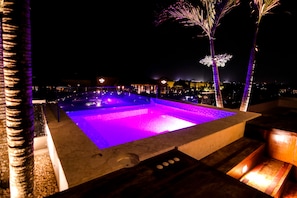 Outdoor pool, pool umbrellas, pool loungers - Beach Rock Condo Boutique (Punta Cana)