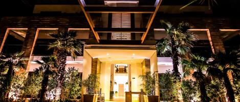 Vista frontal de la propiedad por la tarde o noche