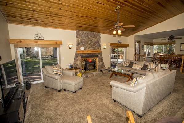 Căn hộ, 3 phòng ngủ | Khu phòng khách | TV, lò sưởi, đầu đĩa DVD