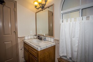 Apartment, 3 Bedrooms | Bathroom | Towels, shampoo - Majestic Pines 3 Bedroom Apts by RedAwning (Big Bear Lake)