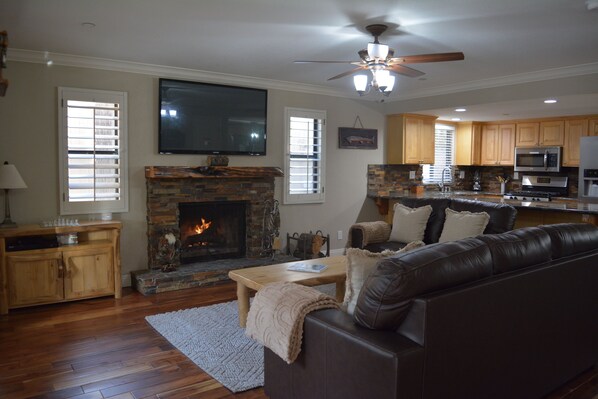 Huoneisto, 3 makuuhuonetta | Oleskelualue | Takka, DVD-soitin