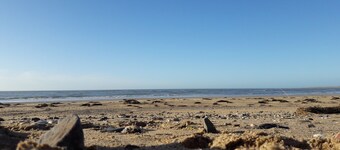 陸と海の間の農場のコテージ