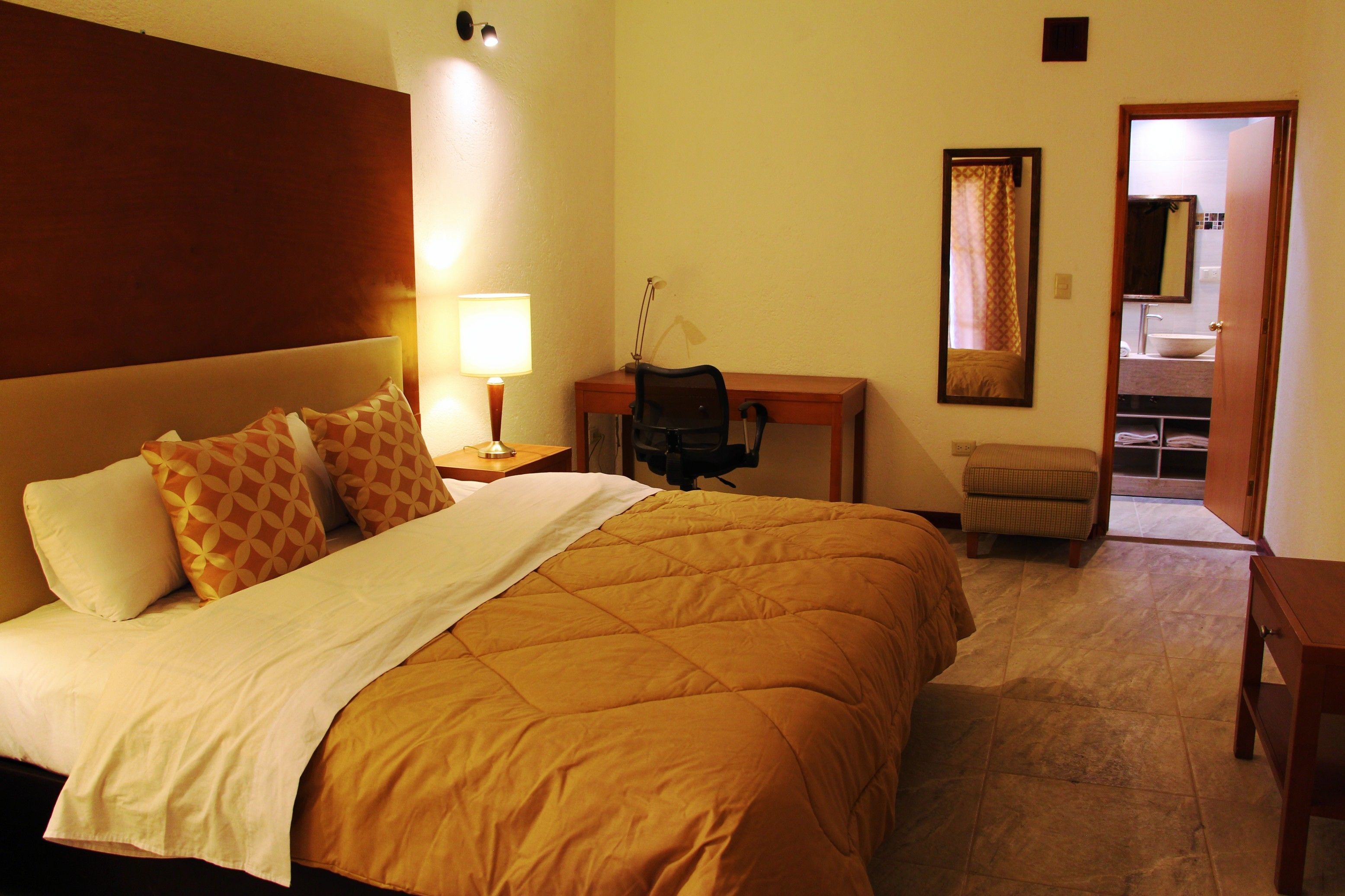 suite, 1 king bed | down duvets, desk, soundproofing, free wifi