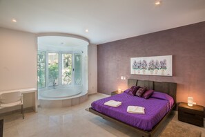 5 bedrooms, iron/ironing board, WiFi, bed sheets