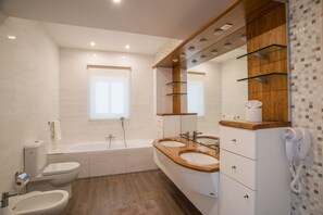 Combined shower/tub, jetted tub, hair dryer, towels