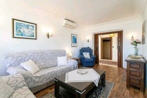 TV, books - Vacation apartment in an apartment complex directly by the beach (Benidorm)