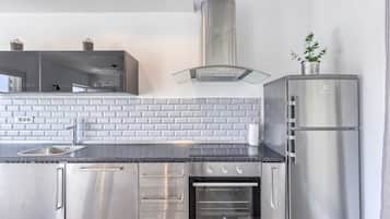 KylskÄp, ugn, diskmaskin och kaffe- och tebryggare