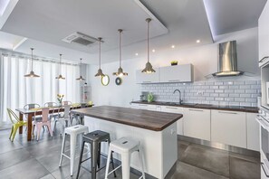 Fridge, oven, dishwasher, coffee/tea maker