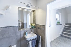 Badkar, hårtork, tvål och schampo