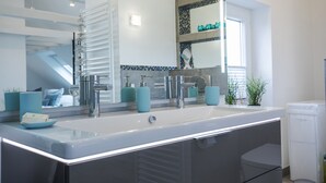 A modern bathroom with a large mirror, two sinks, and a toilet. - Design - Studio in Gütersloh with balcony (Gütersloh)