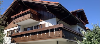 Cosy, tasteful, mountain views. ski, hiking trails, golf, restaurants nearby.