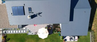 静かな場所にあるモダンなアパートメント