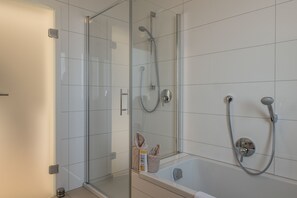 Badekar, hårføner, håndklær og såpe