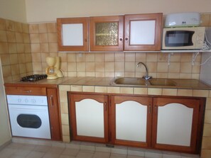 Fridge, microwave, oven, stovetop - Welcome to Residence Madelia in Guadeloupe (Port-Louis)