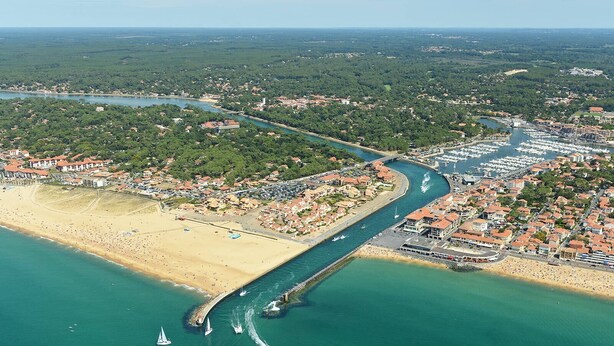 An aerial view of a coastal town with a beach, marina, and residential areas. - <--Right on this BEACH, Bright 1-Bedroom Apartment; OCEAN VIEW. ****42 m² + TERRACE + garage + Wi-Fi (Capbreton)