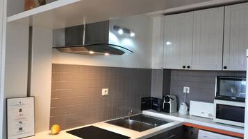 Een koelkast, een magnetron, een oven, een kookplaat