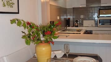 Een koelkast, een magnetron, een oven, een kookplaat