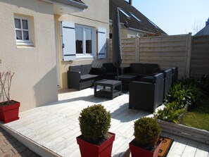 Terrace/patio - Calvados, 800m from the landing beaches, fully renovated 8-person gîte (Bernières-Sur-Mer)