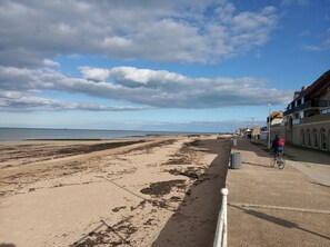 Beach nearby - Calvados, 800m from the landing beaches, fully renovated 8-person gîte (Bernières-Sur-Mer)