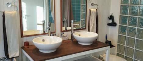 Bañera, bañera de hidromasaje, secador de pelo, toallas