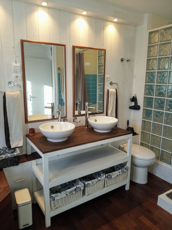 Bathtub, jetted tub, hair dryer, towels