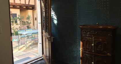 Upea 1700-luvun maalaistalo viinitarhan sydämessä.