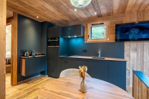 Réfrigérateur, micro-ondes, plaque de cuisson, lave-vaisselle