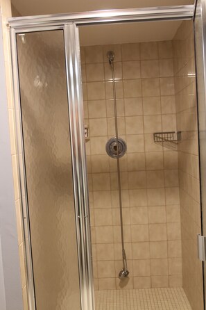 Badewanne, Haartrockner, Handtücher, Seife