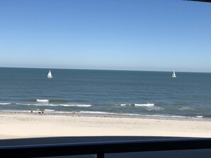 Plage, chaises longues, serviettes de plage