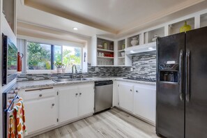 Fridge, microwave, oven, stovetop - Orange Home with 2 king bedrooms - Fun patio area (Orange)