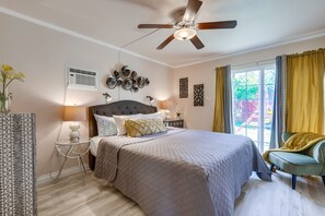 4 bedrooms, desk, iron/ironing board, free WiFi - Orange Home with 2 king bedrooms - Fun patio area (Orange)