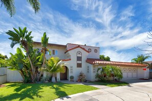 Exterior - Orange Home with 2 king bedrooms - Fun patio area (Orange)