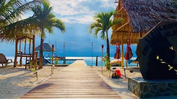 En la playa y camastros