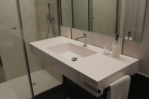 Shower, free toiletries, hair dryer, bidet - B&B Villa Wanda (Trani)